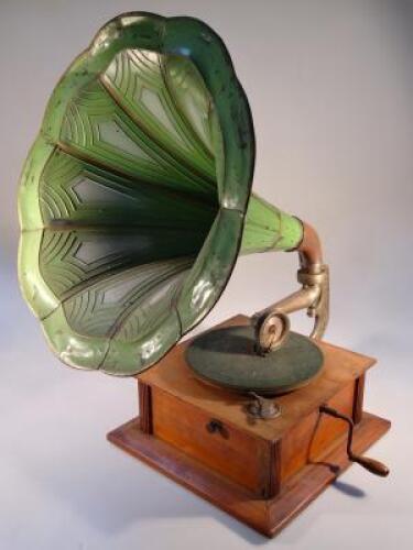 An early 20thC wind-up gramophone