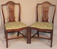 A pair of late 18thC Hepplewhite style dining chairs.