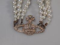 An imitation pearl effect necklace