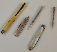 A Georgian silver fruit fork and a pen knife and propelling pencils. (5).