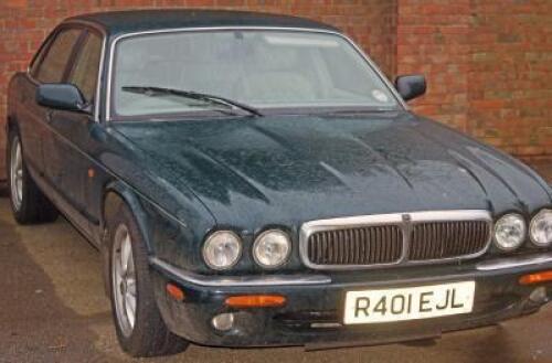 A Jaguar XJ8 (X308) (1997)