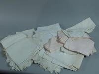 A quantity of early 20thC linen and lace