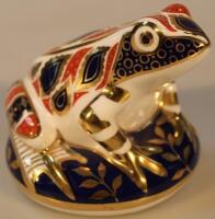 A boxed Royal Crown Derby paperweight of a frog