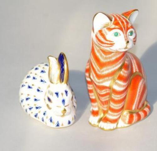 A Royal Crown Derby Imari pattern cat paperweight