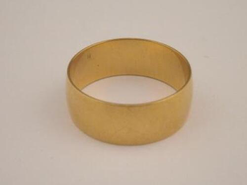 An 18ct gold wedding band