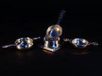 An Art Deco silver tea strainer