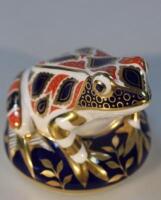 A Royal Crown Derby paperweight in the form of a frog