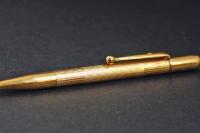 A 9ct gold propelling pencil