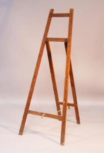 An early 20thC easel.