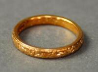 An 18ct gold wedding band