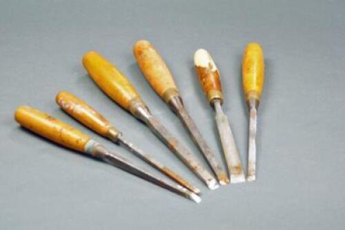 A selection of chisels (19).