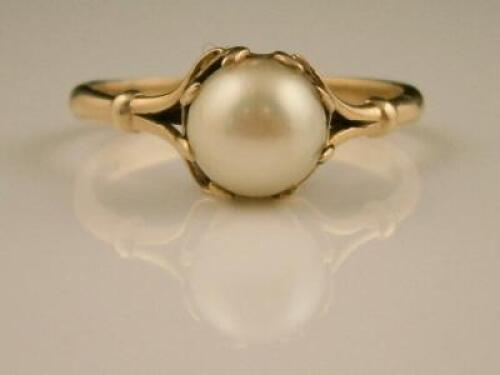 A 9ct gold pearl ring