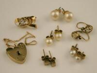 A quantity of earrings and a 9ct gold padlock