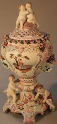 A Meissen centrepiece