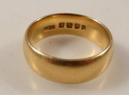 An 18ct gold wedding band