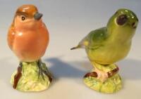 A Beswick greenfinch and a robin. (2)