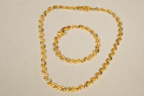 A necklace and bracelet set