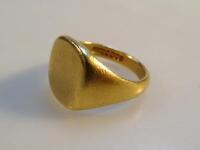 An 18ct gold signet ring