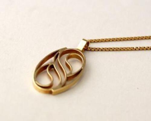 A 9ct gold box link chain