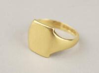 An 18ct gold gentlemans signet ring