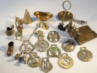 A quantity of early 20thC brassware