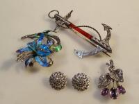 A quantity of jewellery