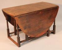 An early 20thC oak drop leaf table