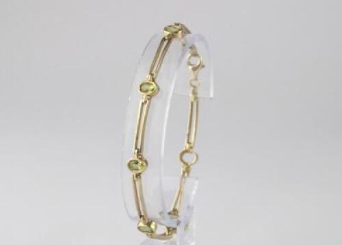 A modern 9ct gold bracelet