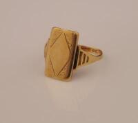 A 9ct gold gentleman's signet ring