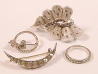 Four jewellery items