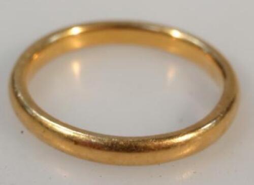 A plain 22ct gold wedding band