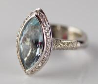 An 18ct white gold aquamarine ring