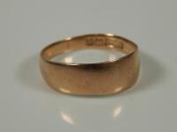 A 9ct gold wedding band