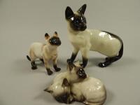 Two Beswick Siamese cats and a group of two kittens