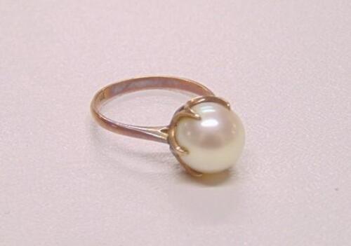 A pearl dress ring