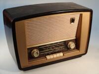 A mid-20thC Murphy bakelite cased radio