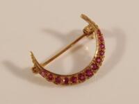 A 9ct gold crescent brooch