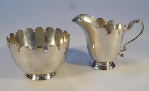 An early 20thC Irish silver milk jug and sugar bowl