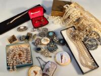 Various costume jewellery