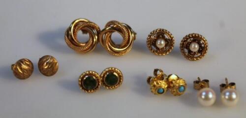 A quantity of earrings