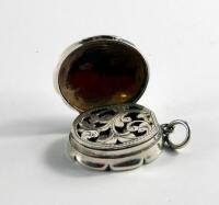 An Edwardian silver vinaigrette of oval form