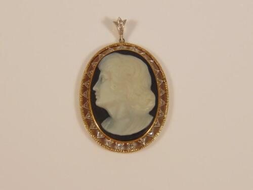 A cameo pendant in an oval frame