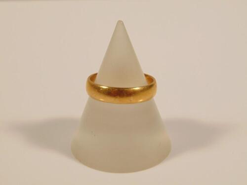 A 22ct gold wedding band