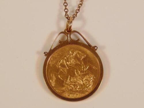 An Edwardian VII full gold sovereign and chain