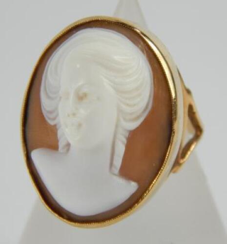 A 9ct gold shell cameo ring