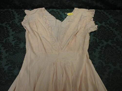 An early 20thC peach silk nightgown