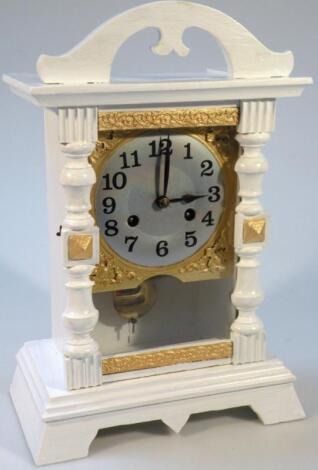 A mantel clock