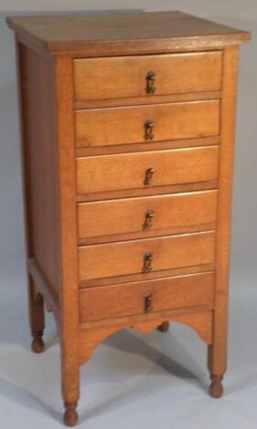 A light oak narrow chest