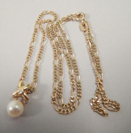 A pearl pendant and chain