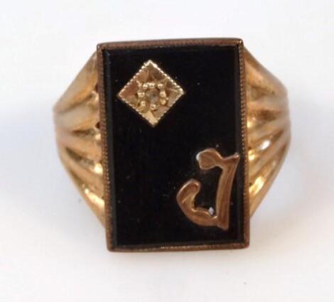 A gentleman's 9ct gold signet ring